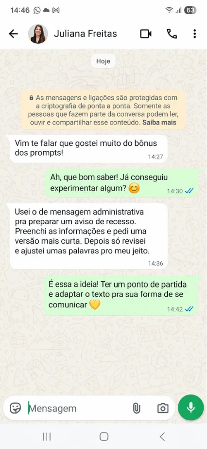Conversa no WhatsApp em que Juliana Freitas elogia o bônus de prompts e conta como usou o modelo de mensagem administrativa para o aviso de recesso.