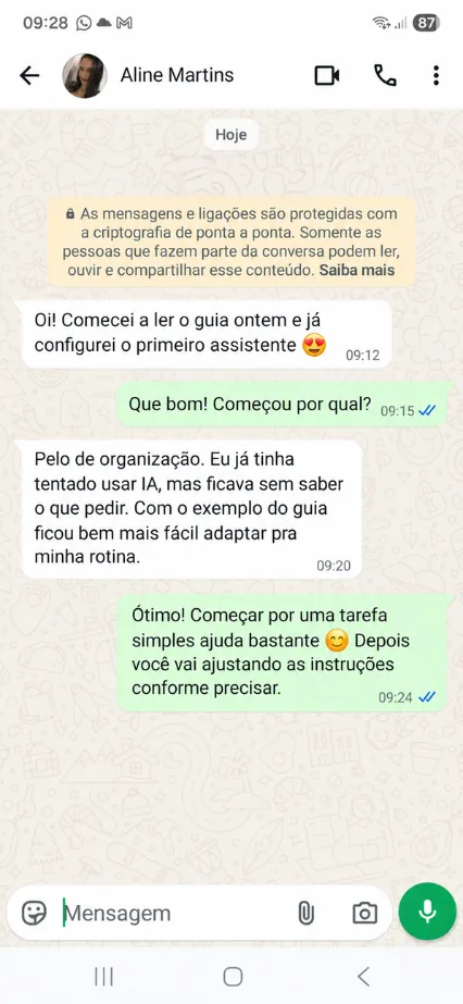 Conversa no WhatsApp em que Aline Martins conta que começou a ler o guia e já configurou o primeiro assistente, o de organização.